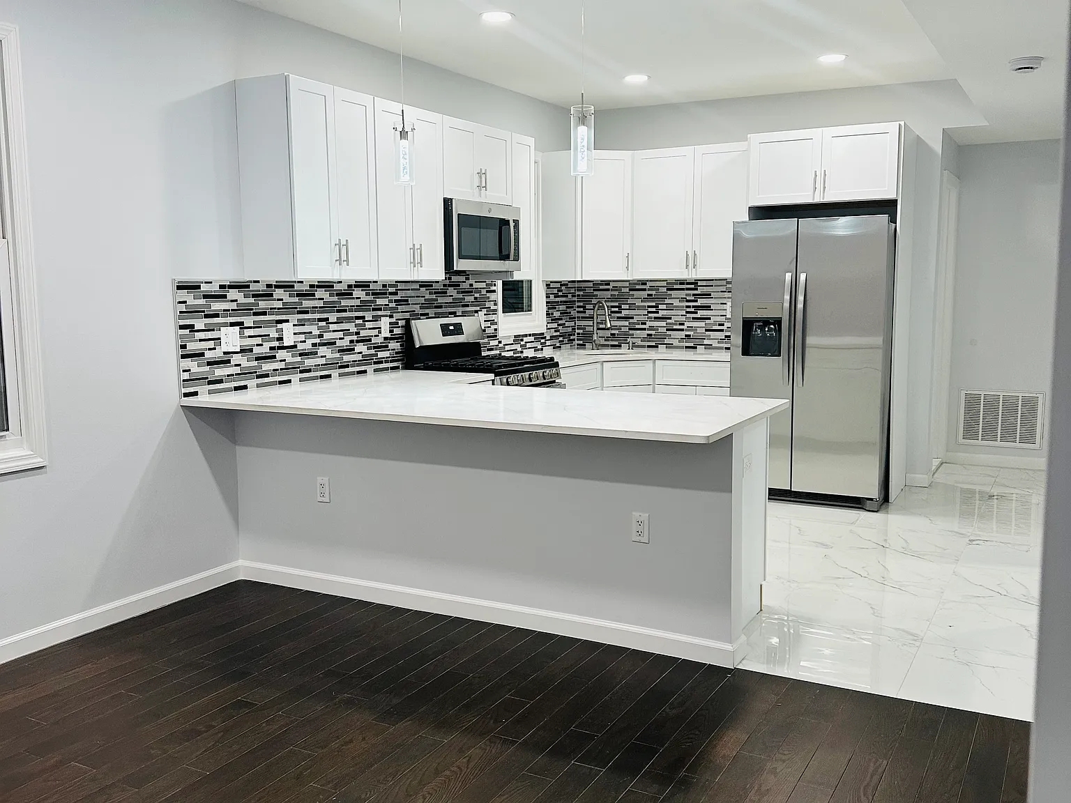 3 bed, 950 sqft, $2,600 — Photo 2