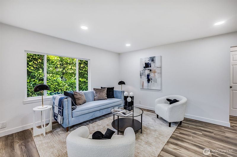 4th image of 1729 S Columbian Way