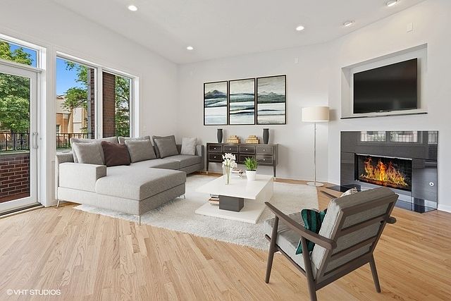 1st image of 2431 W Foster Ave APT 1N