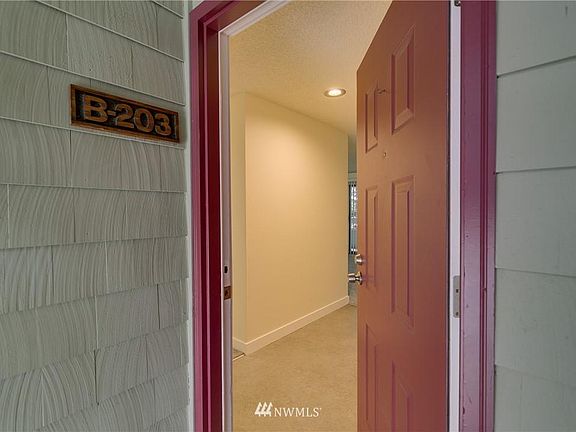 3rd image of 20325 19th Ave NE APT B203