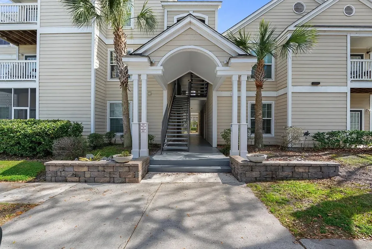 2 bed, 970 sqft, $1,600 — Photo 2
