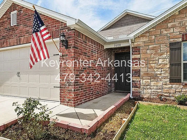 1600 Edinburgh Dr — Photo 3