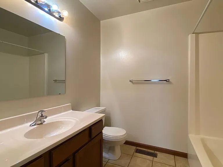 122 S Silverwood Ln — Photo 9