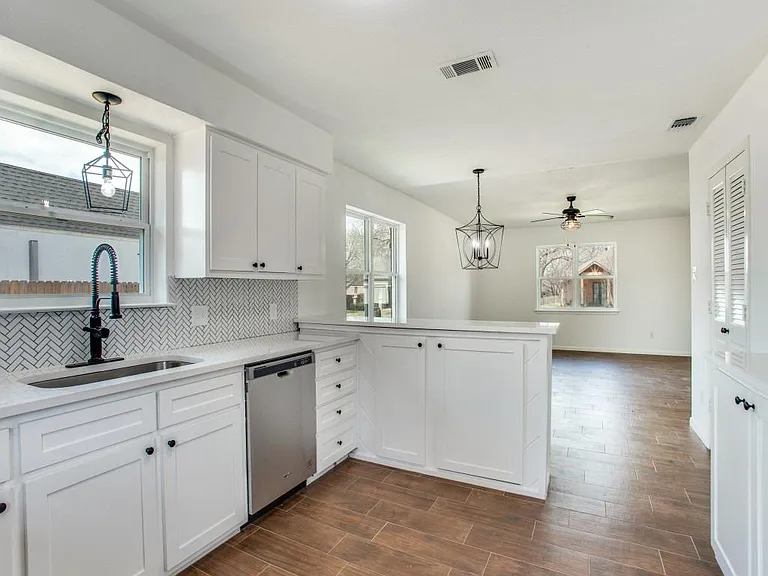 1307 Worthington St — Photo 9
