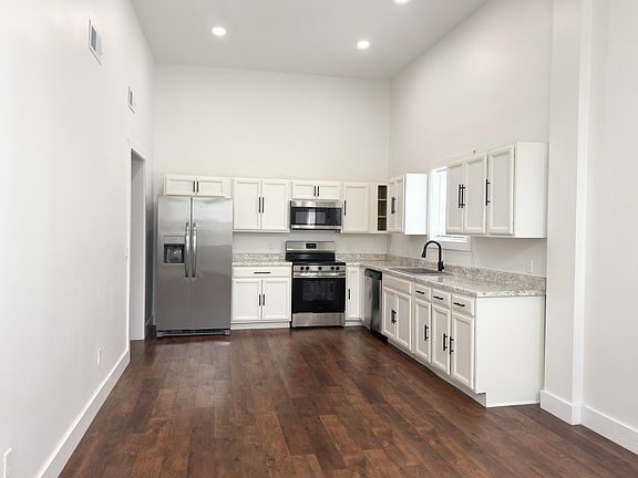 4th image of 123 Oak St