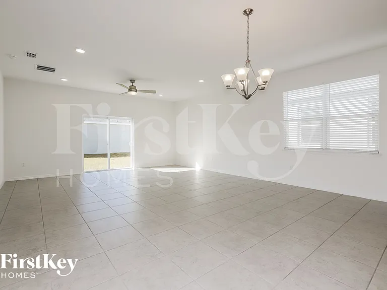 585 Crown Rose Dr — Photo 4