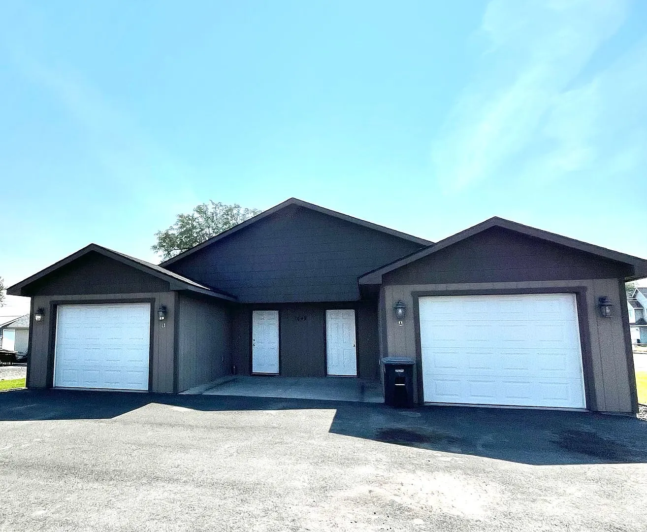 Spacious 2-Bedroom, 2-Bathroom Duplex Ideal Location! — Photo 3
