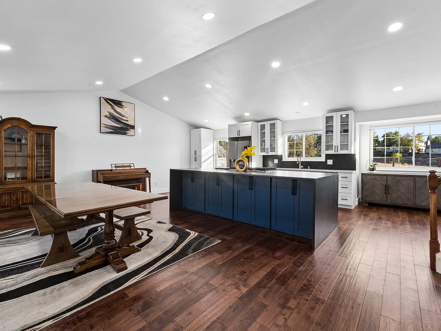 4 bed, 2336 sqft, $3,400 — Photo 3