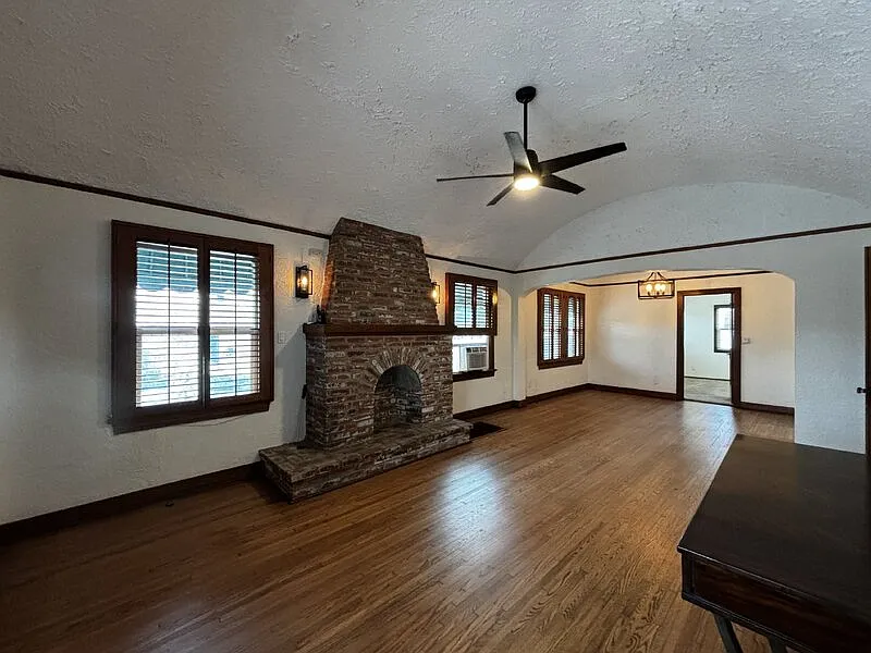 1 bed, 1.0 bath, 1839 sqft, $2,400 — Photo 2