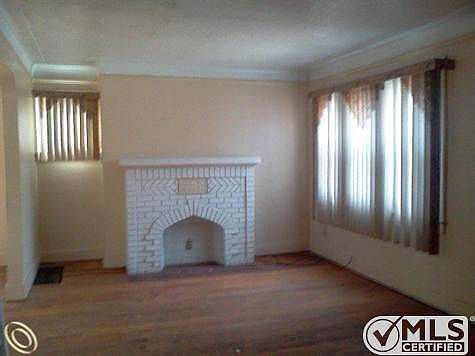 LOVELY LIVING ROOM W/FIREPLAC
