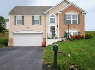 206 Country Barn Rd W, Houston, PA 15342