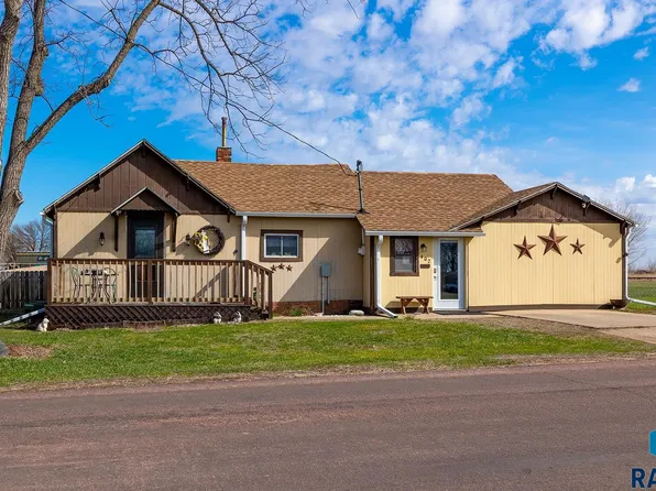 402 E 1st St, Marion, SD 57043
