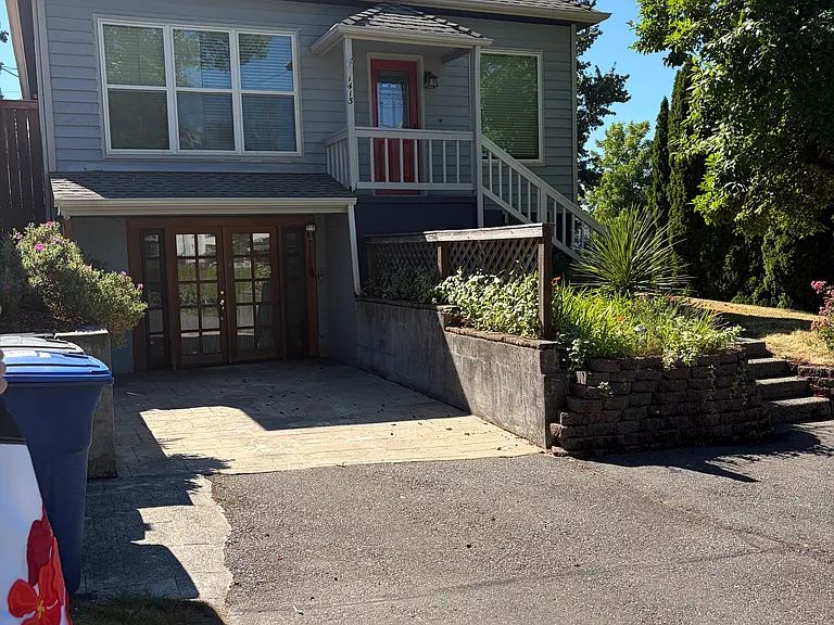 1413 Smithers Ave S — Photo 1