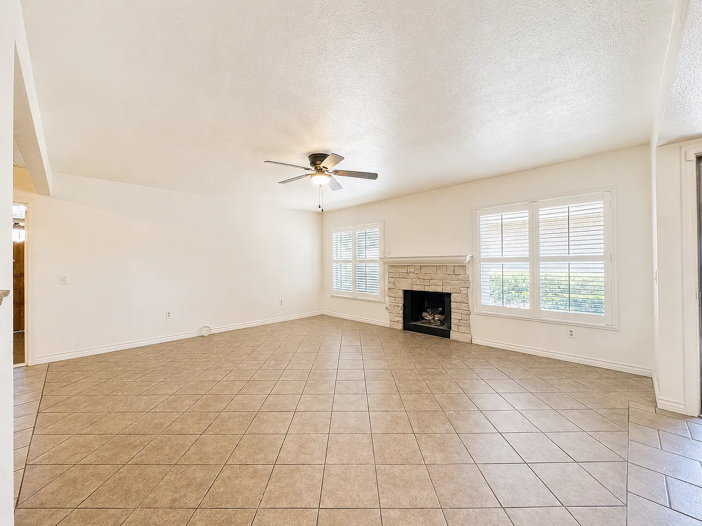 55+ Single Story Condo in Hemet — Photo 4