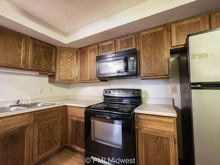 Parkway Apartments — Photo 12