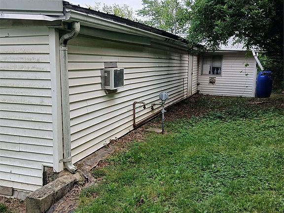 5th image of 901 Maple St