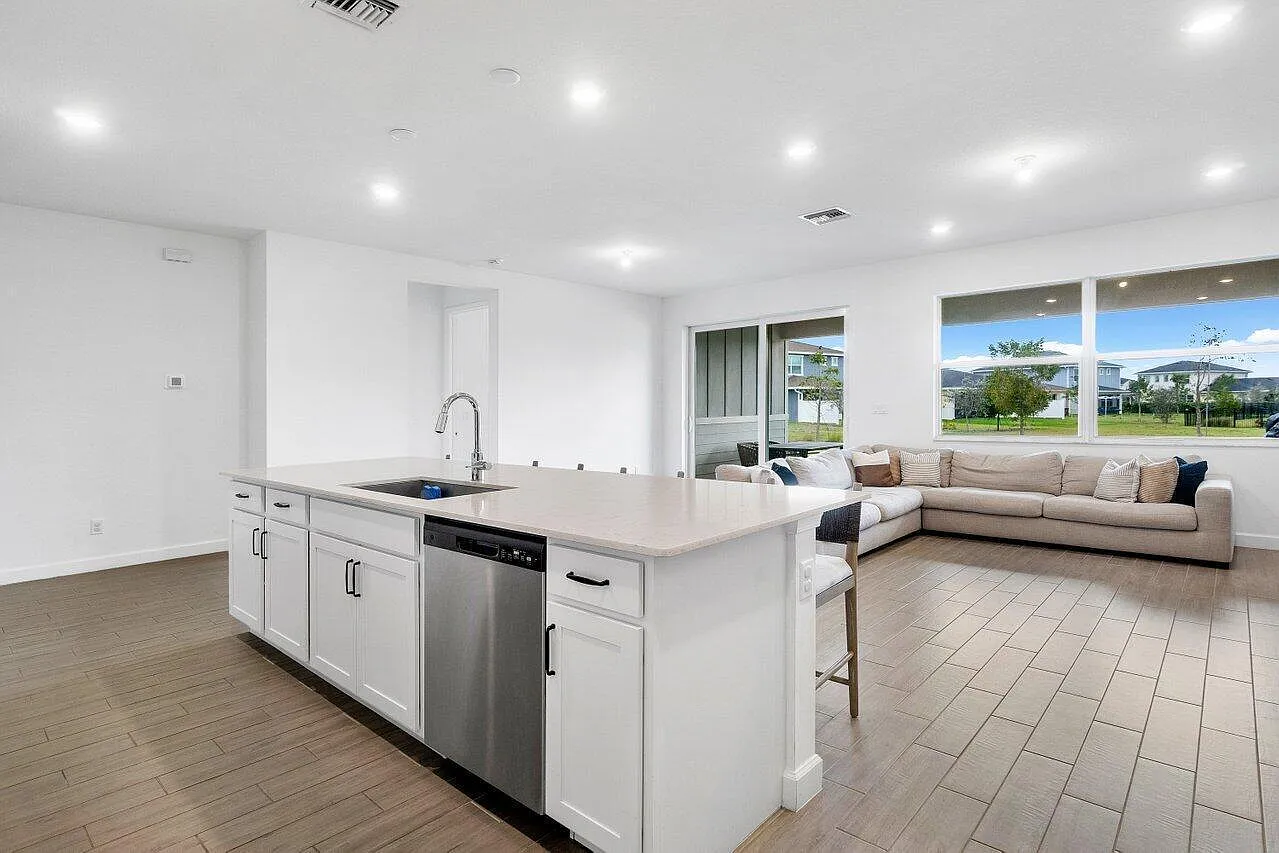 3 bed, 2.0 bath, 1811 sqft, $3,900 — Photo 3