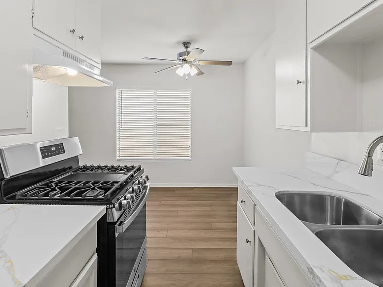 1747 Franklin St #4 — Photo 10