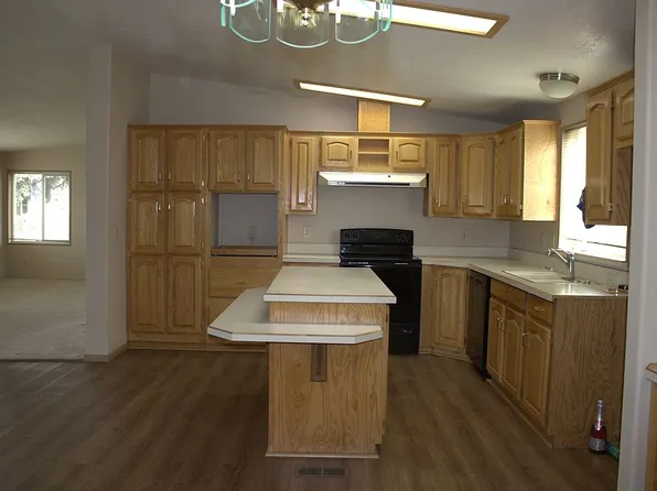 10302 S F St, Island City, OR 97850