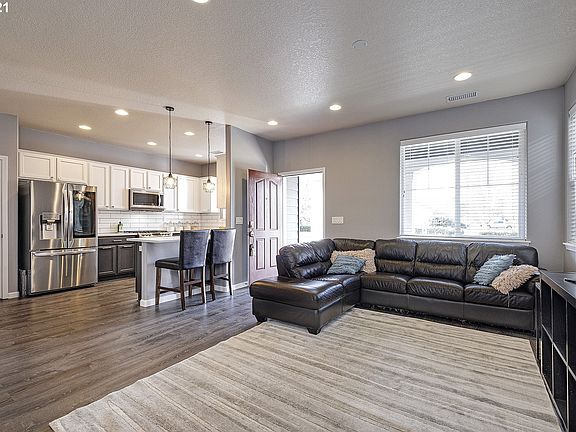 2nd image of 277 NE Idyl Way