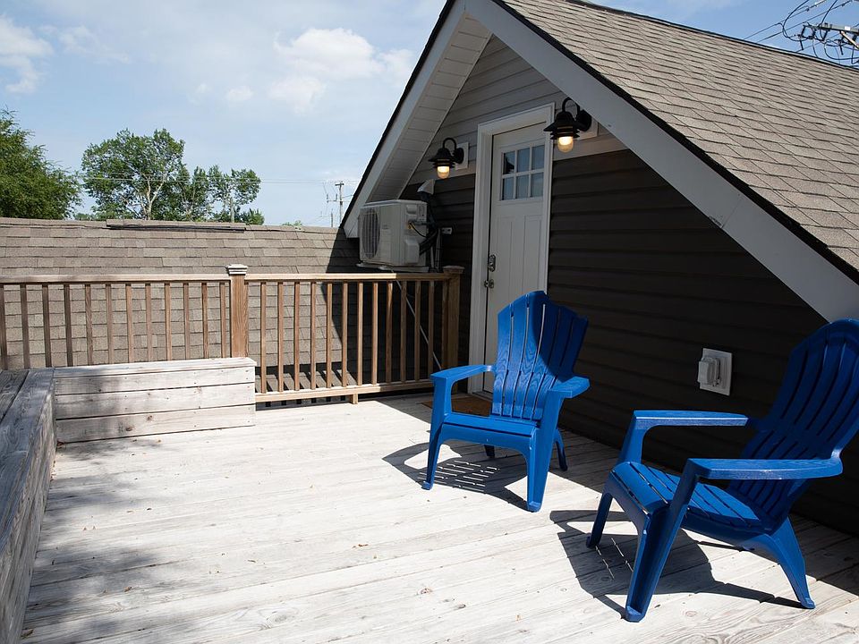 Beautiful private 2nd floor deck that leads to the apartment