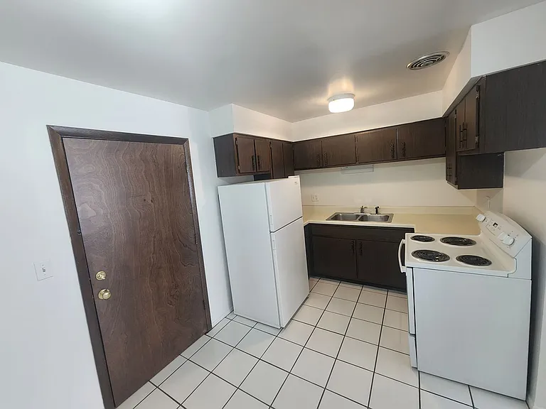 1140 Lathrop Ave — Photo 4