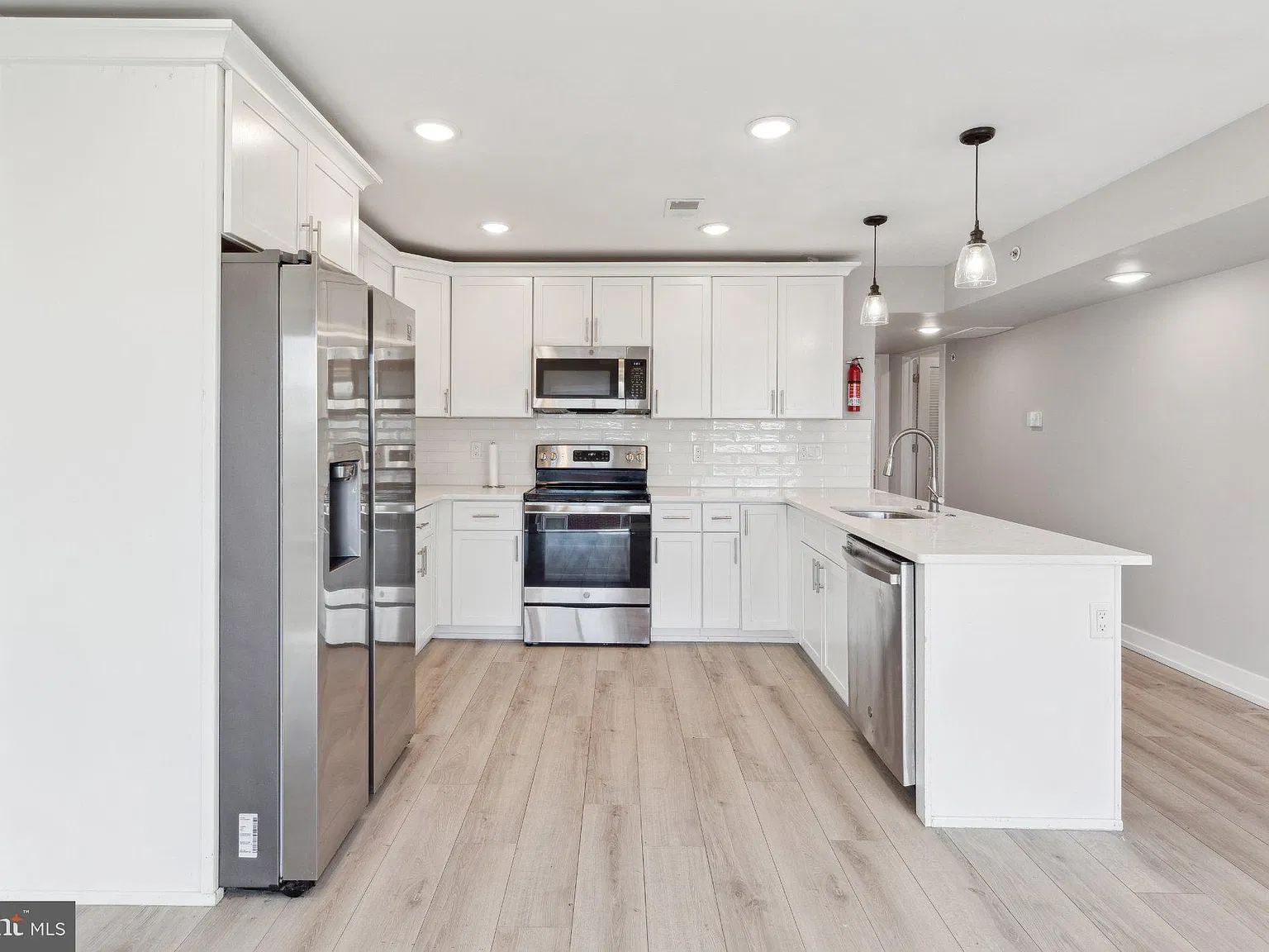 2 bed, 1.0 bath, 2808 sqft, $1,500 — Photo 3