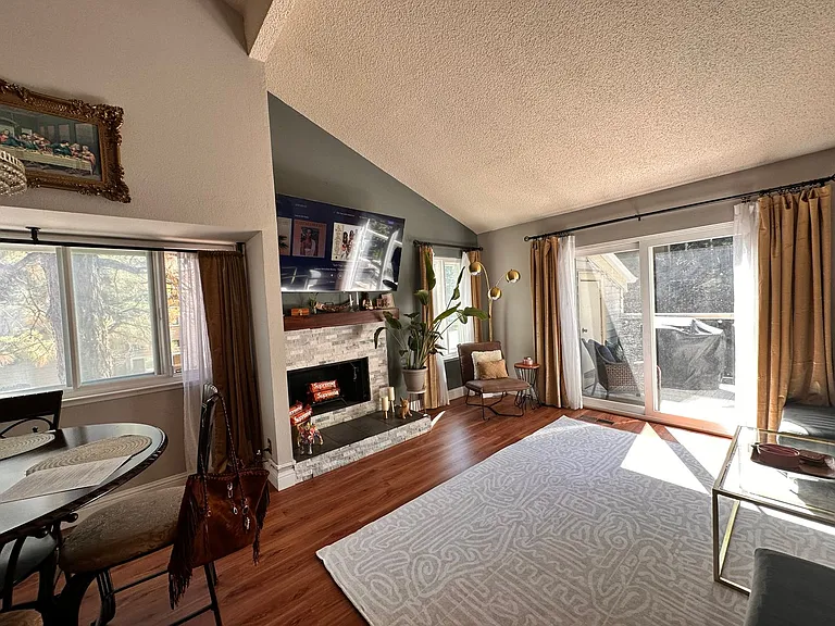 2338 Roundhouse Rd — Photo 2
