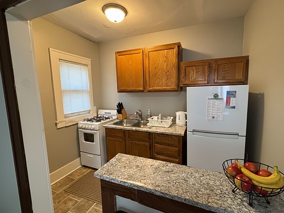 5th image of 3323 Ingersoll Ave #104