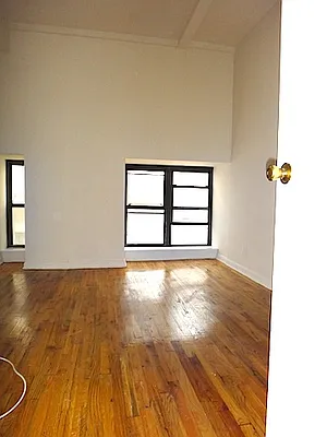 Rented by KVNY Soho | media 23