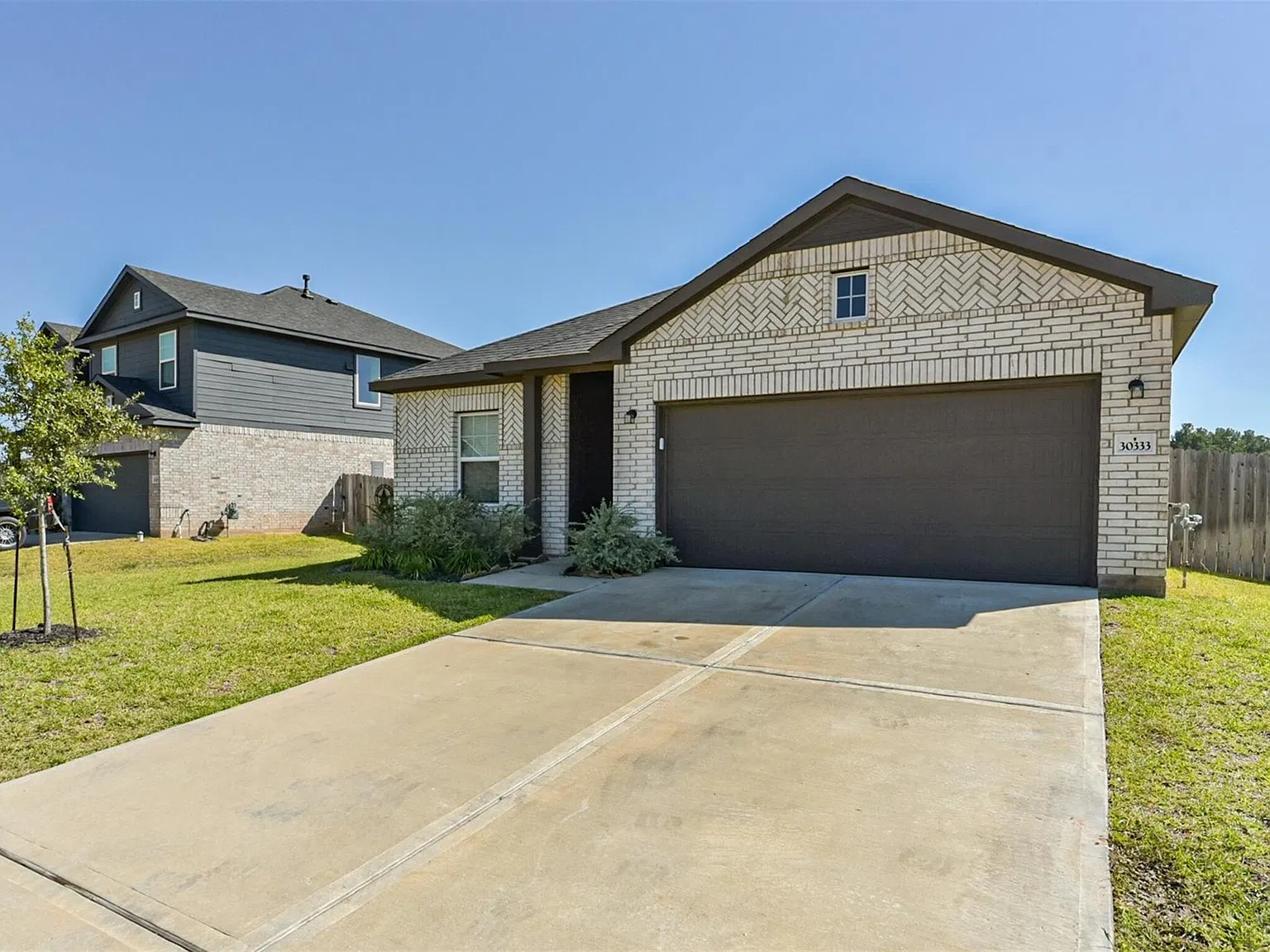 3 bed, 2.0 bath, 1989 sqft, $2,000 — Photo 1