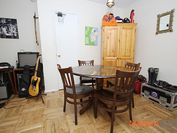 4th image of 2534 Crescent St APT 1D