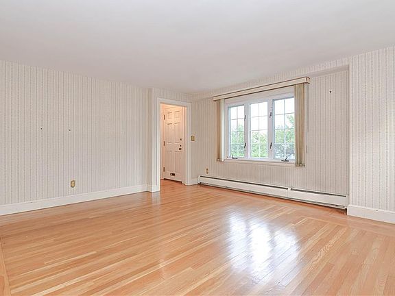 5th image of 19 Hillside Ave