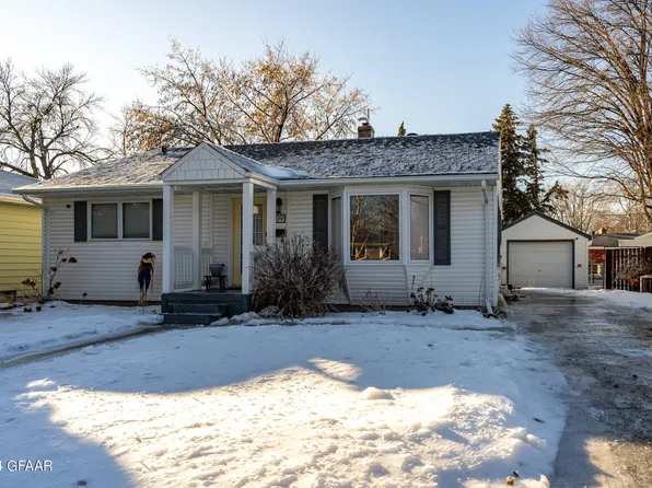 109 Columbia Ct, Grand Forks, ND 58203