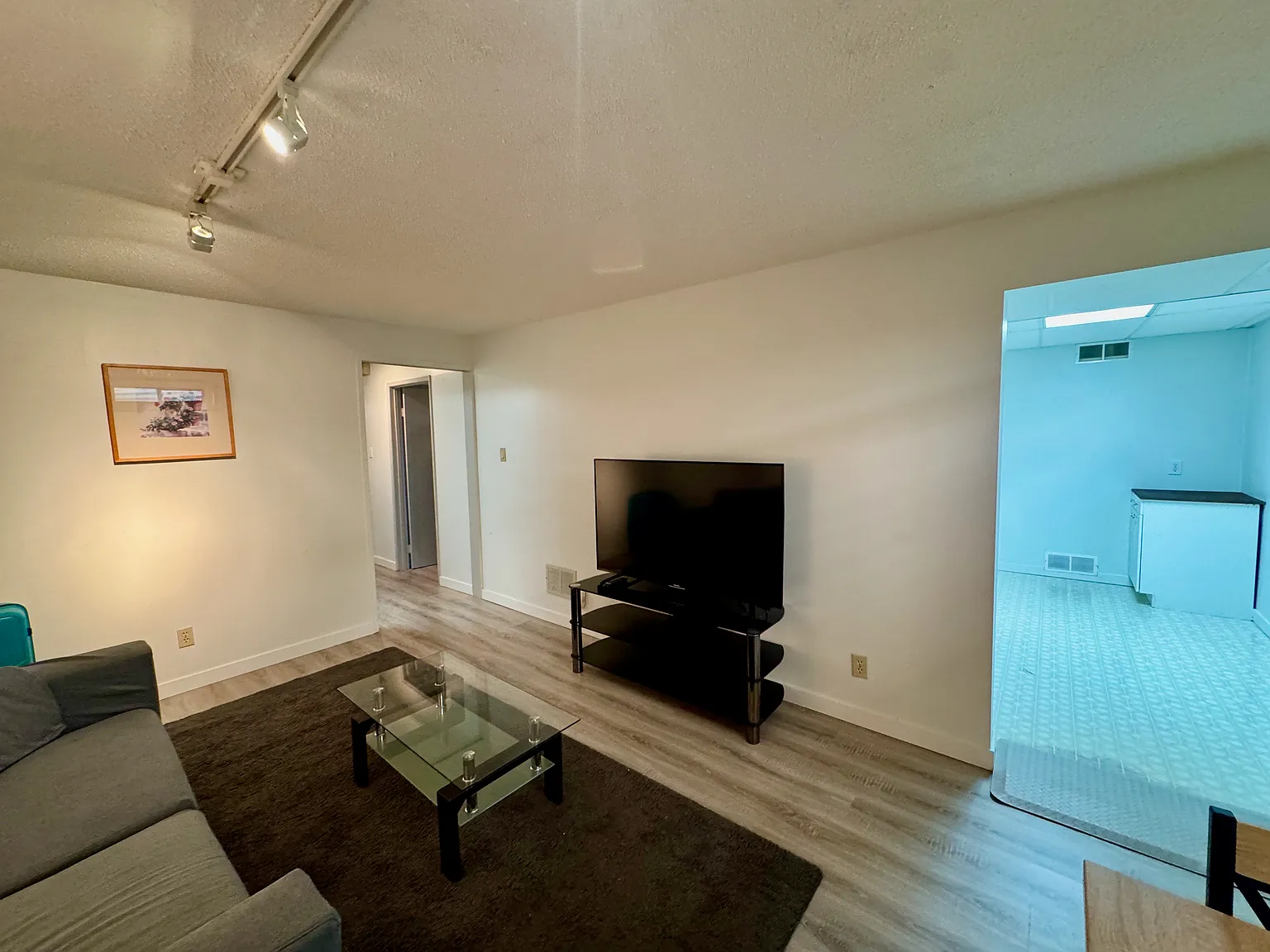 Furnished 2 Bed 1 Bath BSMT Suite Ottewell Edmonton — Photo 4