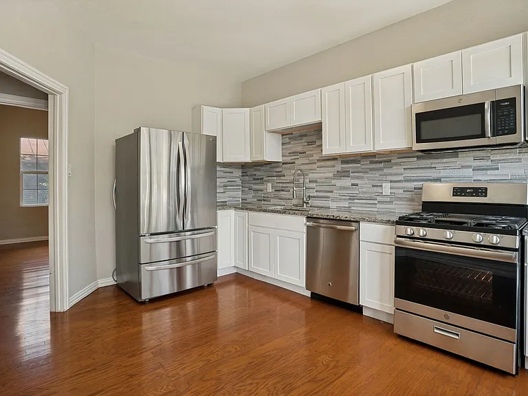 2219 N Flores St — Photo 10