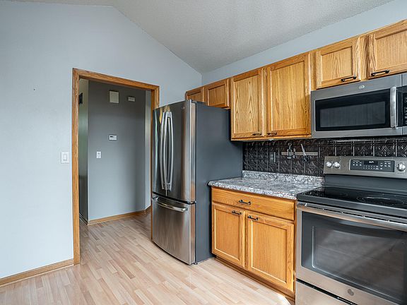 4th image of 80 Heidi Ln