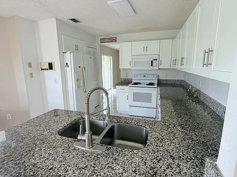 3113 Fairfield Dr — Photo 10