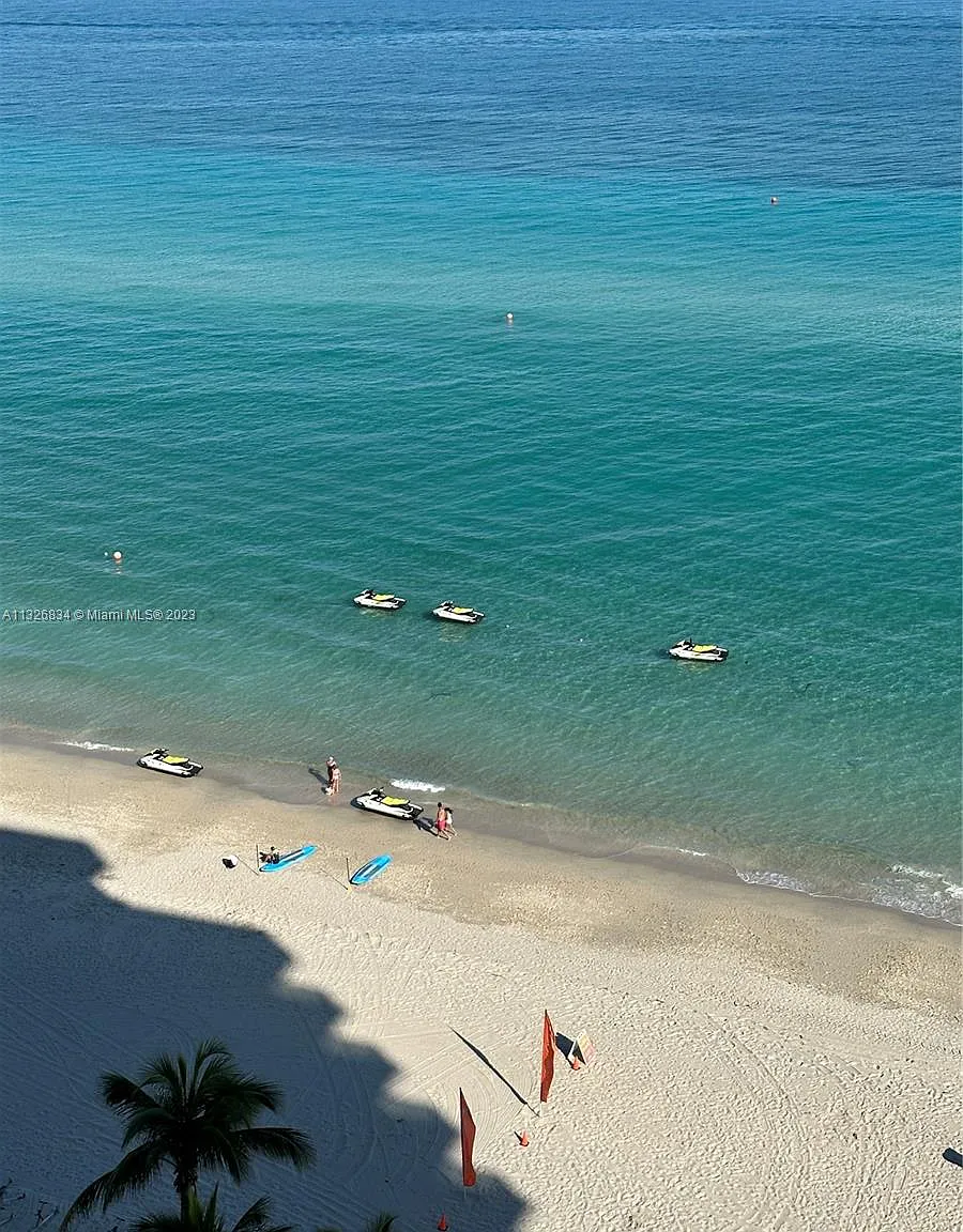 Sea Air Towers Condo — Photo 2