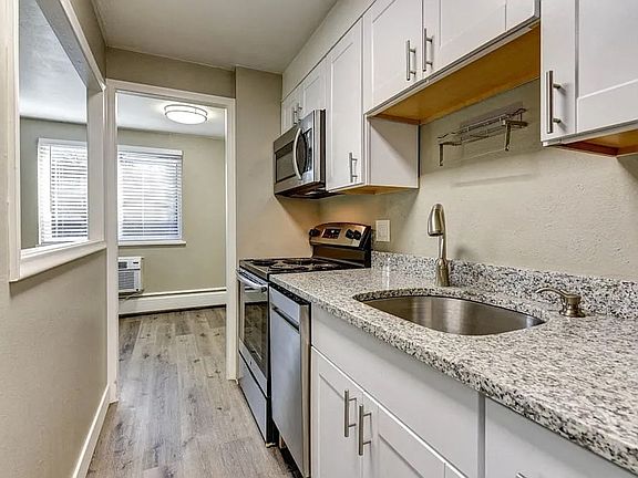 3rd image of 1137 Columbine St #206