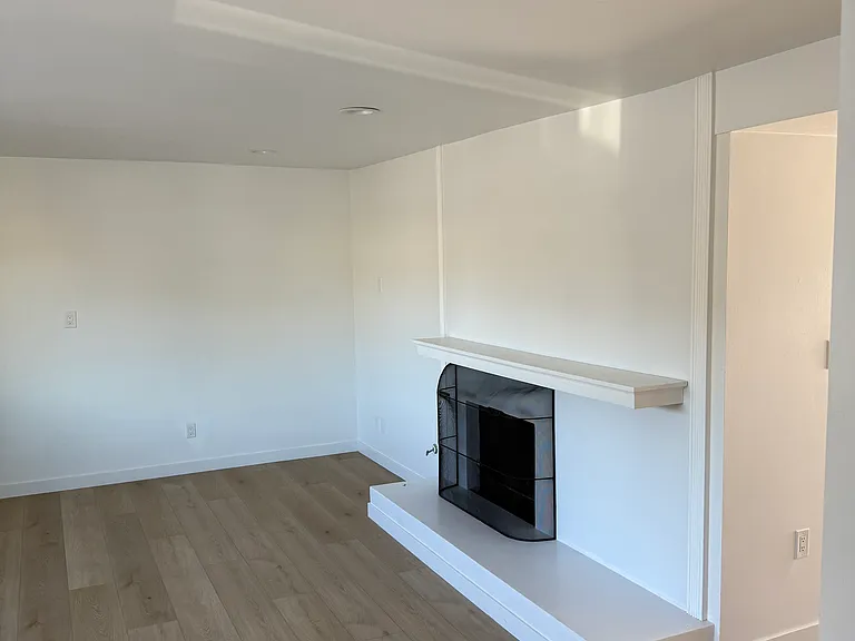 417 W Columbia Rd — Photo 6