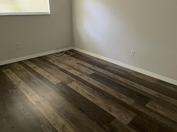 4th image of 585 Magnolia Ave E
