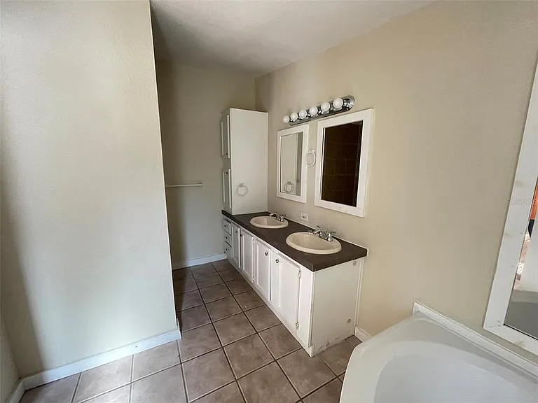 13716 NE County Road 1471 — Photo 7