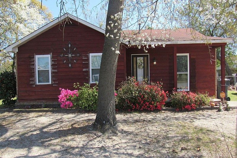 1st image of 4104 White Pine Ct