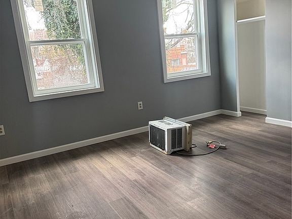 4th image of 920 Excelsior St