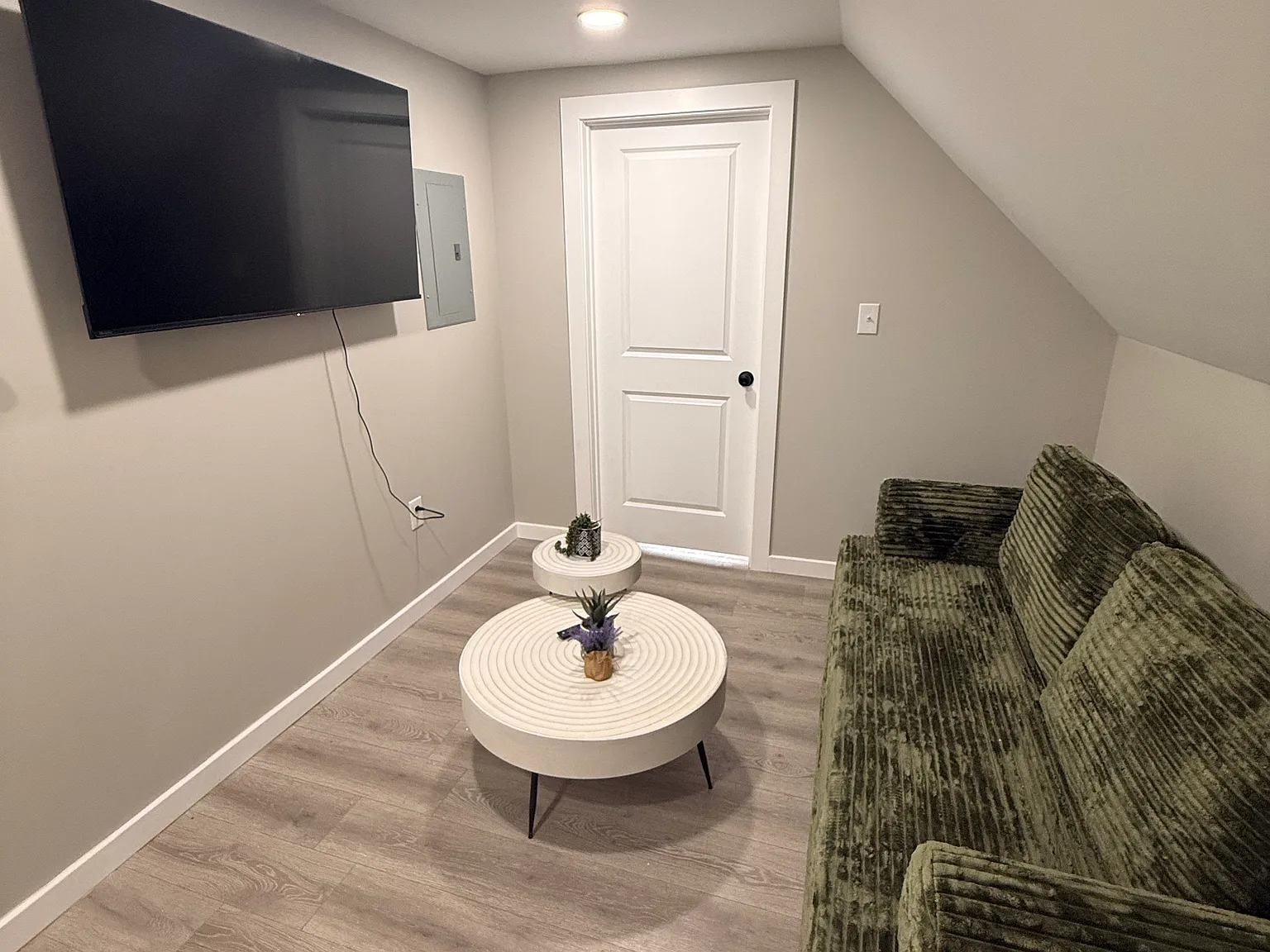 2 bed, 700 sqft, $1,800 — Photo 2