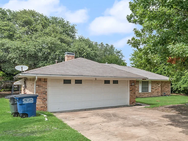 512 E Willow Ln — Photo 2