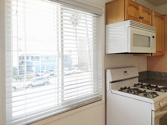 4th image of 927 6th St APT 5