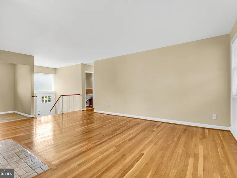 10228 Farnham Dr — Photo 10