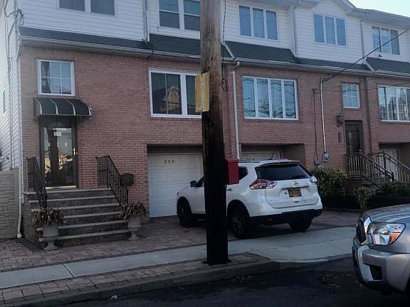 3rd image of 320 Hunter Ave